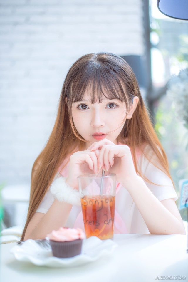 大乔和小乔走出书房，派人去通知贾诩之后，大乔才松了口气，有些嗔怪的看了妹妹一眼，没好气的道：“现在好了？惹夫君生气了。”